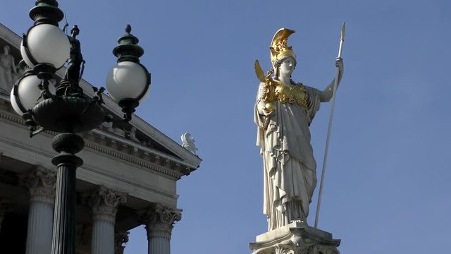 Pallas Athene vorm Parlament in Wien