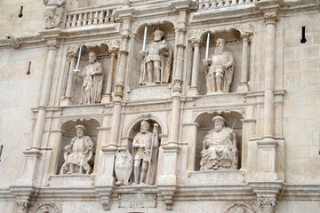 Sculptures de la porte Sainte-Marie à Burgos