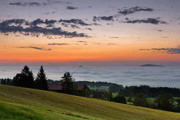 Obraz premium Sonnenaufgang auf dem Auerberg über dem nebligen Lechtal