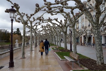 Couple marchant sur le Paseo Audiencia à Burgos 