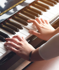 lady hand is playing piano for music