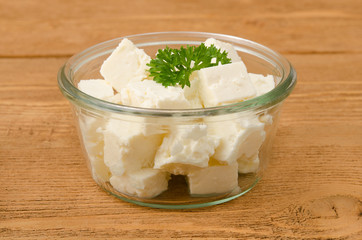 Schafskäse in Glasschale