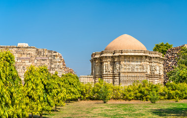 Obraz premium Fortifications of Chittor Fort in Chittorgarh city of India