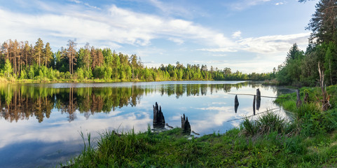 панорама летнего пейзажа на Уральском озере днем, Россия © 7ynp100