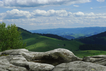 Вода на камне и горы
