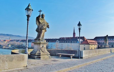 Fototapeta na wymiar Würzburg, Alte Mainbrücke mit Sankt Nepomuk