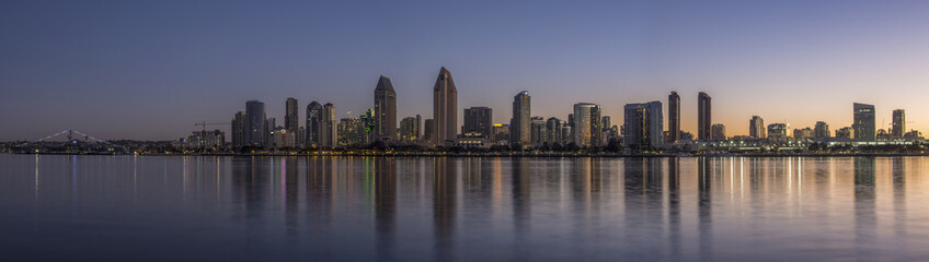 Naklejka premium San Diego skyline over the bay at dawn