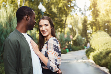 Obraz premium Happy couple hugging in park copy space