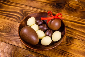 Foto op Plexiglas Ceramic plate with chocolate easter eggs on wooden table © ihorbondarenko