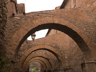 Der Arkadengang der Kirche Santi Giovanni e Paolo in Rom mit der Straße Civus Scauri