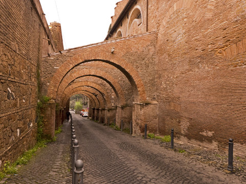 Der Arkadengang der Kirche Santi Giovanni e Paolo in Rom mit der Stra&szlig;e Civus Scauri