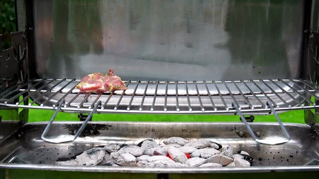 Grillfleisch auflegen