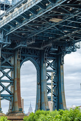 Obraz premium The famous Manhattan bridge spanning the East River between Brooklyn and lower Manhattan