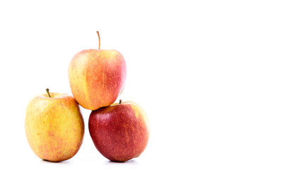 Fototapeta na wymiar Drei Äpfel isoliert vor weißem Hintergrund