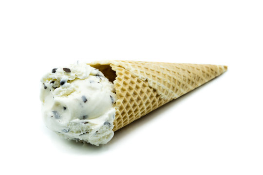 Kugel stracciatella eis eiskugel stracciatellaeis isoliert freigestellt auf wei&szlig;en Hintergrund, Freisteller