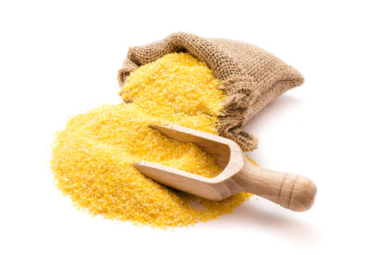 Polenta mit Holzschaufel isoliert freigestellt auf wei&szlig;en Hintergrund, Freisteller