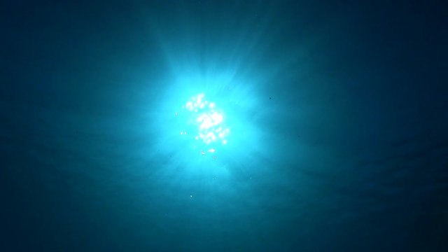 Sonne unterwasser im Roten Meer in &Auml;gypten