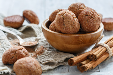 Cinnamon cookies with cracks.