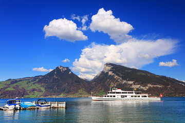 Obraz premium View on Brienz from the Brienzersee in the summer. Interlaken, Bernse Oberland, Switzerland
