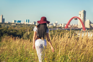 женщина со шляпой на голове в поле ржи 