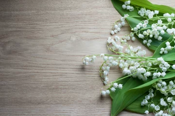 Acrylglasbilder Maiglöckchen Maiglöckchen auf Holztisch  © danishch