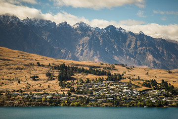 Fototapeta premium Queenstown New Zealand gorgeous viewpoint houses mountains with snow