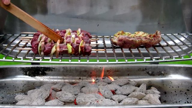 Schaschlik grillen, Fleischspie&szlig;e auf Holzkohlegrill