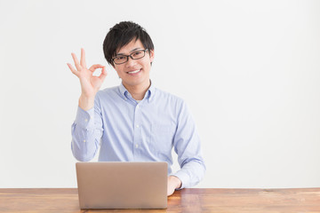 パソコンを見る男性
