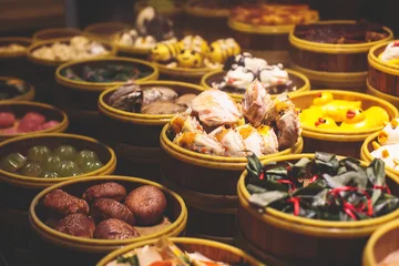  Assortiment van verschillende soorten Aziatisch traditioneel straatvoedsel in Shanghai, China © tsuguliev