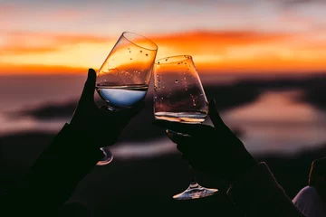 Poster wijn drinken bij zonsondergang © shevtsovy