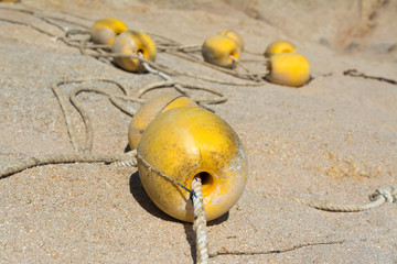 Las boyas amarillas están en la arena de la playa.