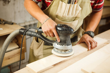 Eccentric grinding machine makes wooden polishing of bar plank