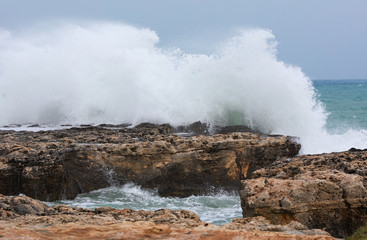 Mare in tempesta sulla costa