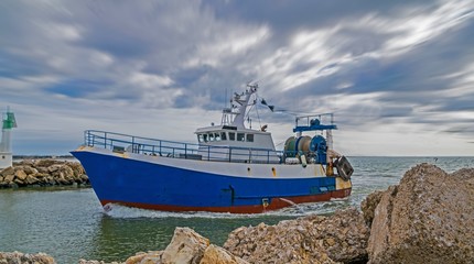 Retour de pêche d'un chalutier.