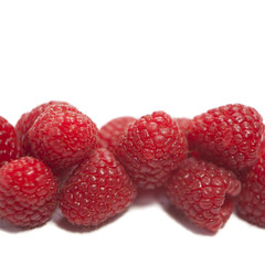 framboises sur fond blanc