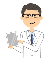 白衣の男性　タブレット