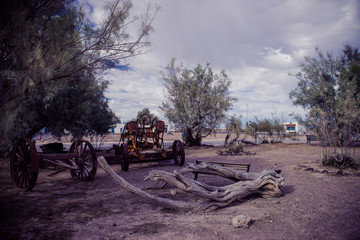 Obraz premium An abandoned car decays in the heat of the Death Valley sun in Arizona 