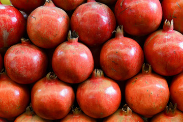 Fototapeta na wymiar Granatäpfel (Punica granatum) zum Verkauf, Mysore, Karnataka, Südindien, Indien, Asien