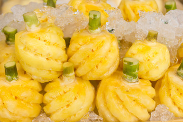 peel pineapple on ice