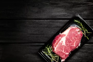 Crédence de cuisine en verre imprimé Viande Raw steak in an airtight packaging