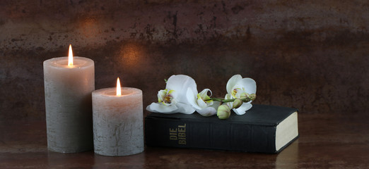 Kerzen mit Bibel © Racamani