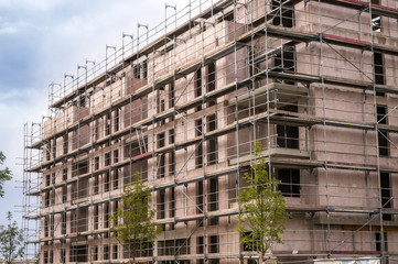 Rohbau eines Mehrfamilienhauses