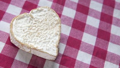 fromage sur torchon a carreau rouge