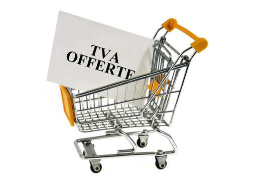 Carte sur laquelle est &eacute;crit TVA offerte dans un chariot de supermarch&eacute; 