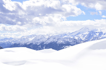 Obraz na płótnie Canvas the peaks of the Alps in winter with soft snow