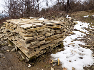 Naturalne kamienie piaskowca ułożone w pryzmy