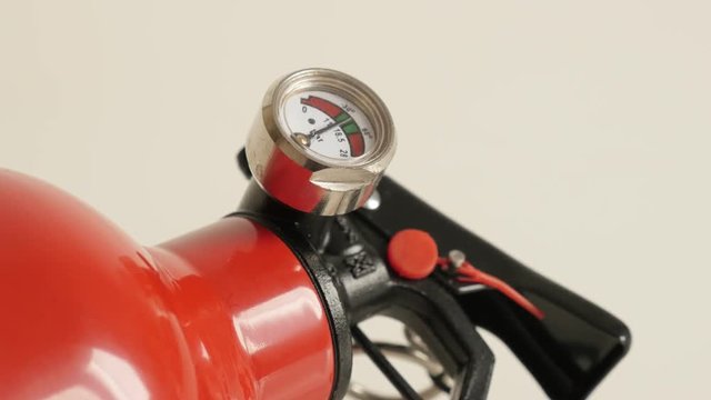 Slow tilt on stored-pressure extinguisher Manometre of active fire protection device