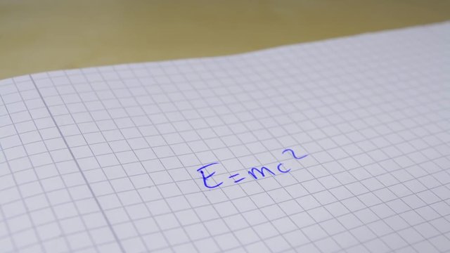 Formel E=mc2 wird notiert