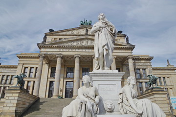 Fototapeta na wymiar Konzerthaus Berlin with Schiller statue