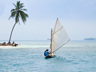 Kuna Indianer unterwgs nit dem Segelkanu im San Blas Archipel,Panama